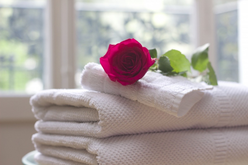 chambre-hote-LE CASTELLET-min_towel_rose_clean_care_salon_spa_white_bath-731641